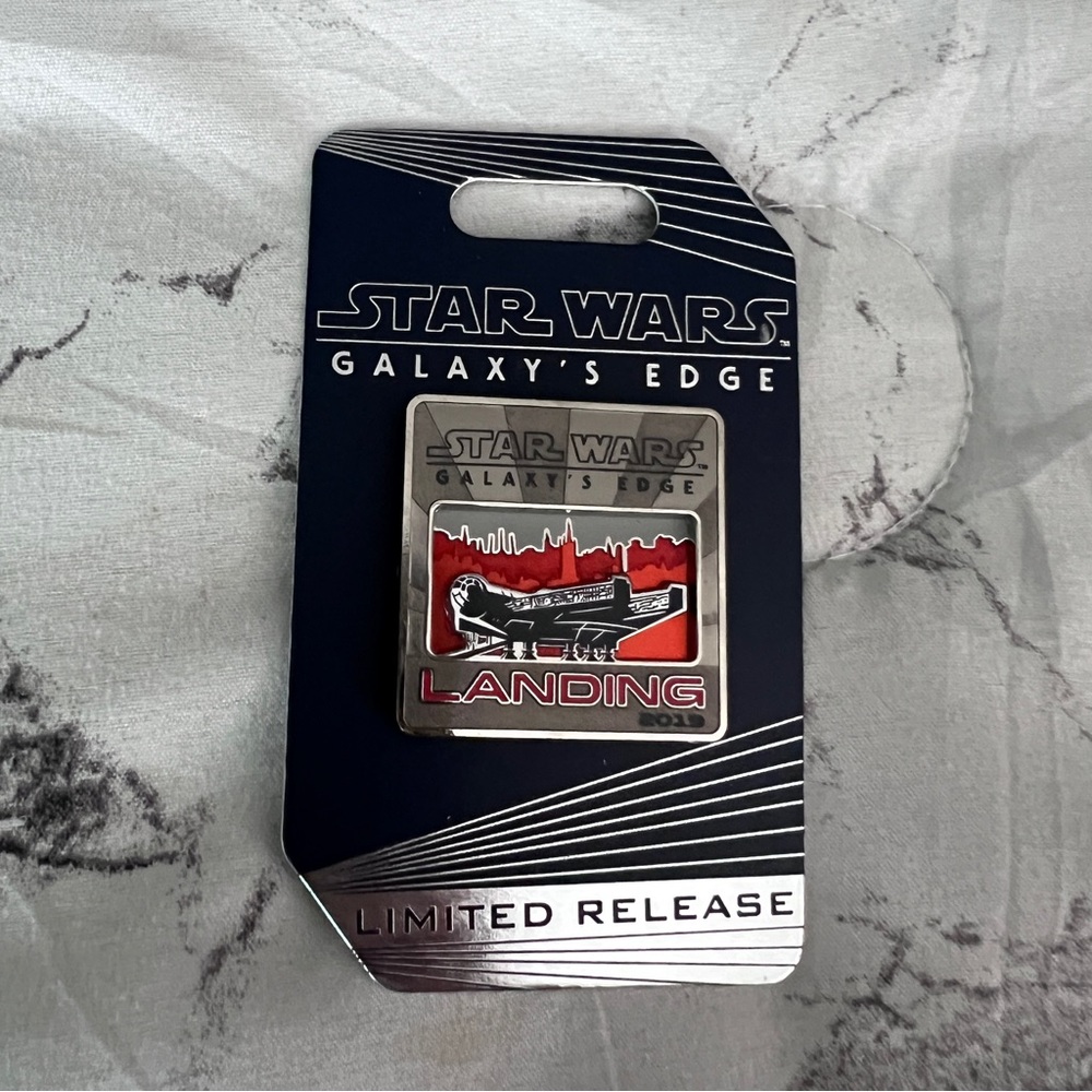 Disney | NWT Star Wars Galaxy’s Edge Pin